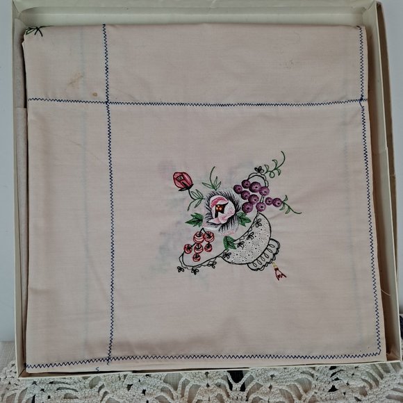 Vintage 1970s Embroidered Floral Tablecloth with 6 Embroidered Napkins Square - Picture 7 of 15